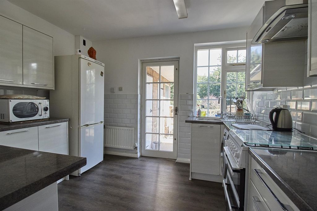 Property photo 2 of 11 Southfield Road, Hinckley  1.Jpg