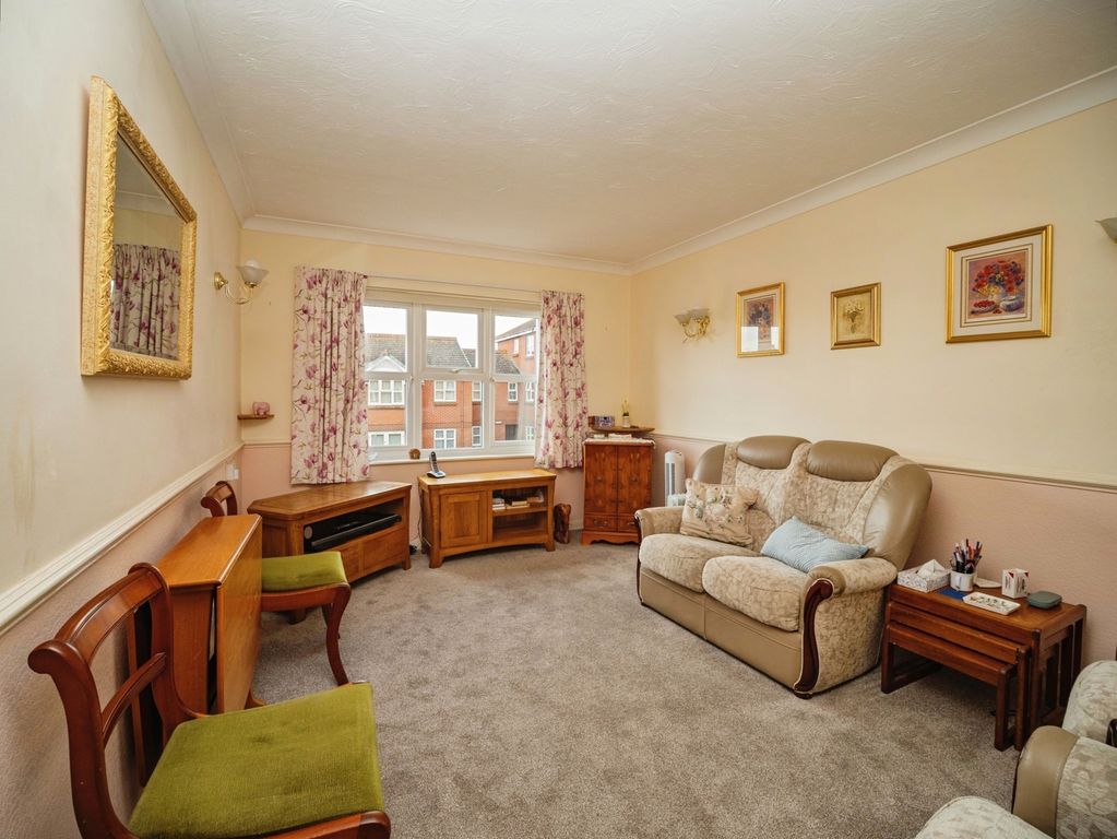 Property photo 3 of 13 Lounge