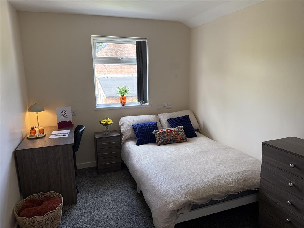 Property photo 2 of 10 Bed 2.1.Jpg