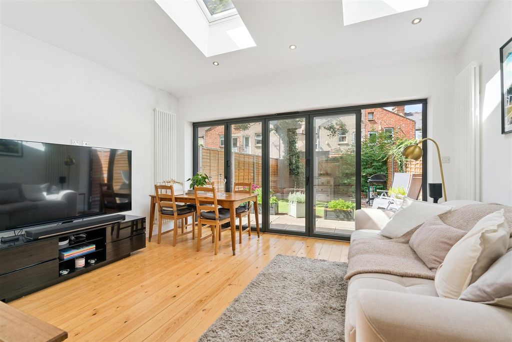 Property photo 3 of 11 Oxford Road, London Reception 1