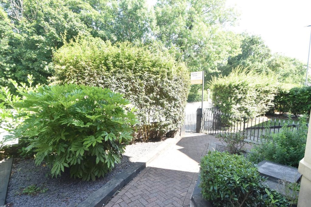 Property photo 3 of 18 Front Garden