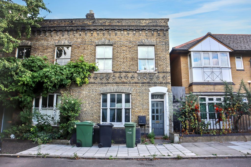 Property photo 1 of 17 92 Robertson Street, Battersea London Sw8 3Tz