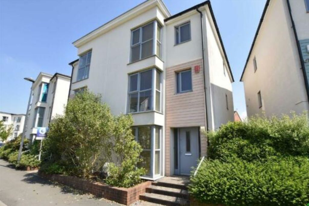 Property photo 1 of 9 Modern Three-Storey House With Large Windows And A...