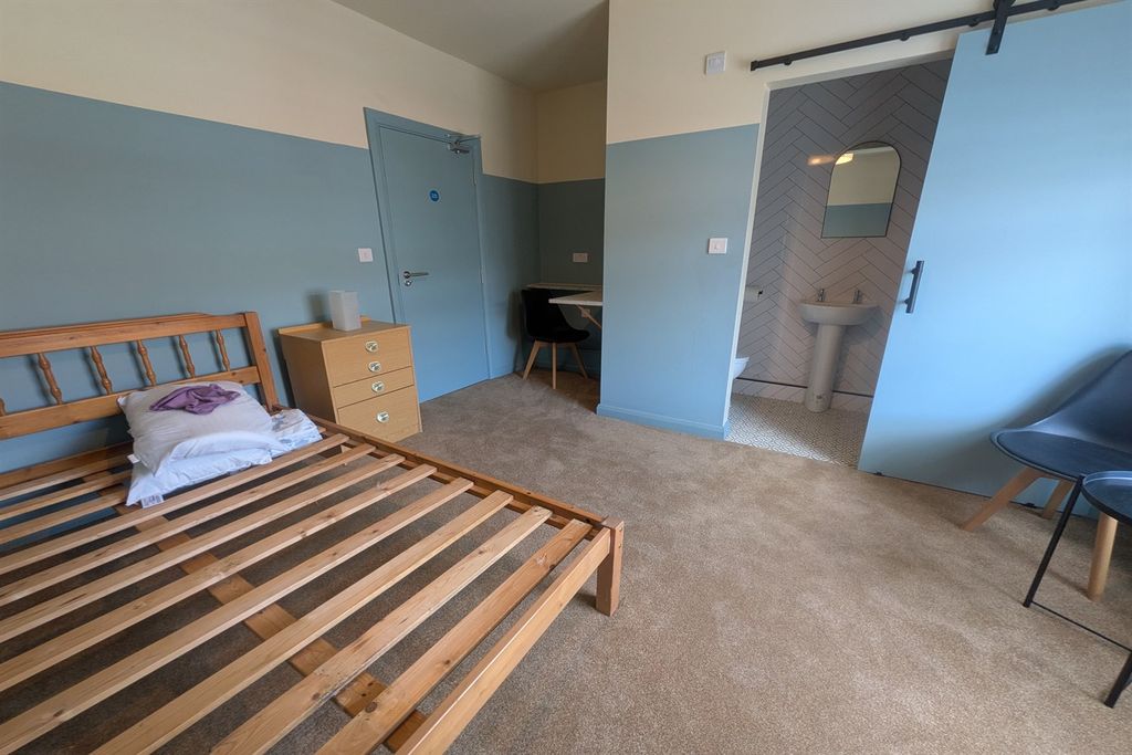 Property photo 1 of 32 (Main)