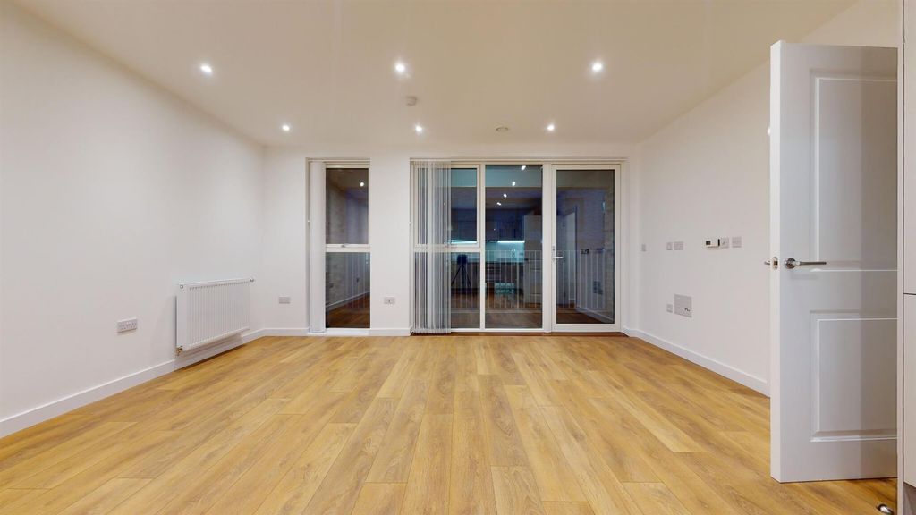 Property photo 1 of 11 Property To Rent In Beckton - Barrain London