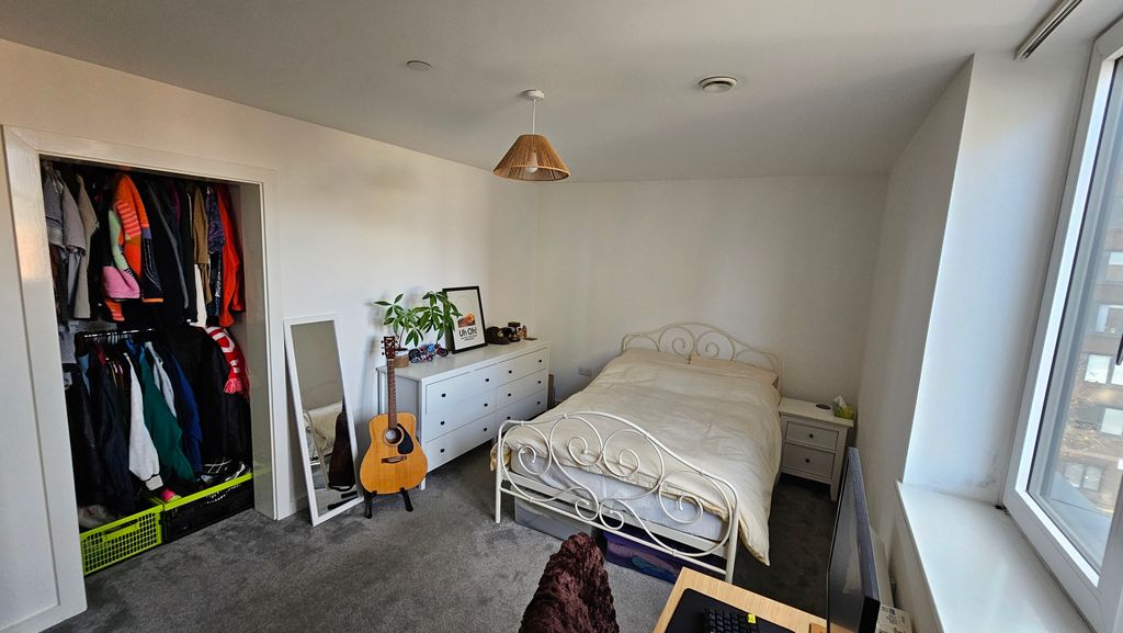 Property photo 3 of 6 Extra Large Bedroom