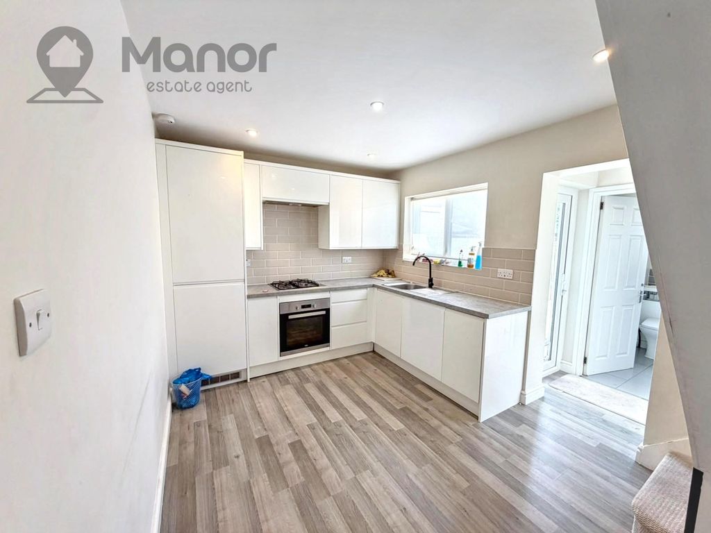Property photo 3 of 17 Kitchen