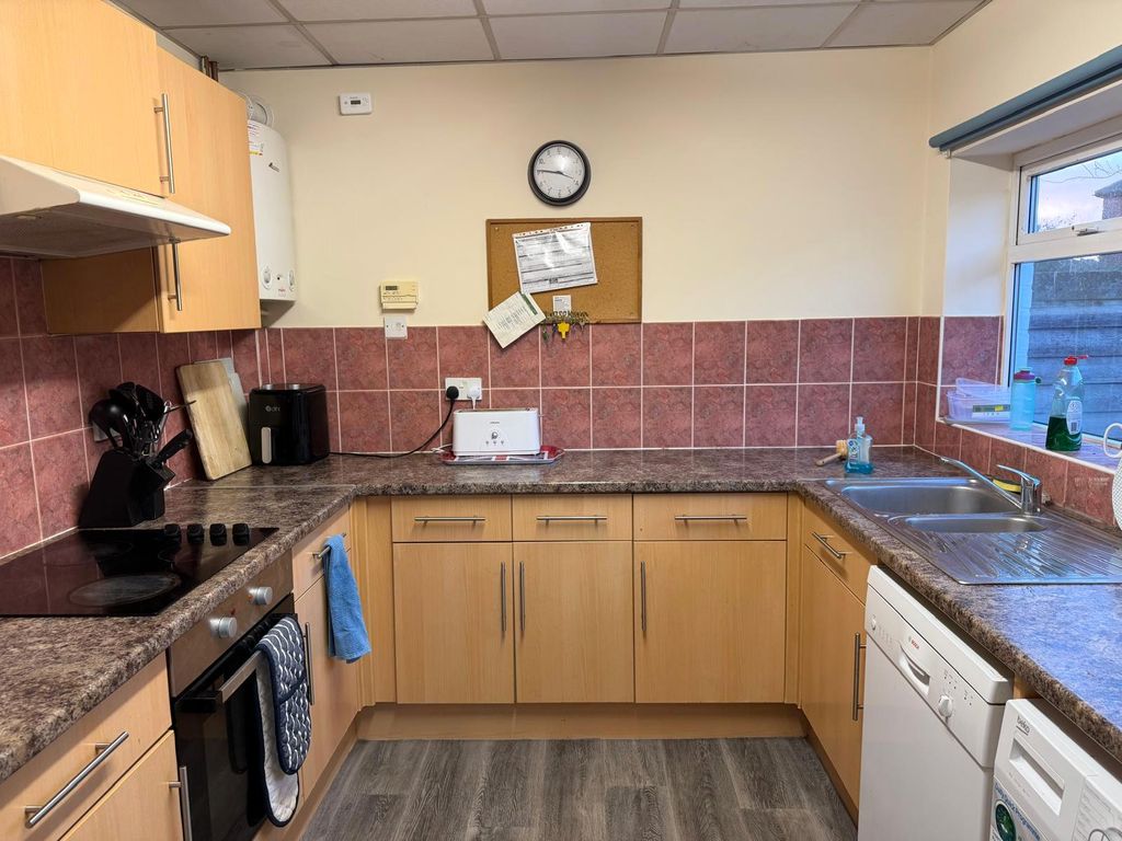 Property photo 2 of 12 2Aec08F7-8E9F-4B62-Aa5c-721Beafa09F6