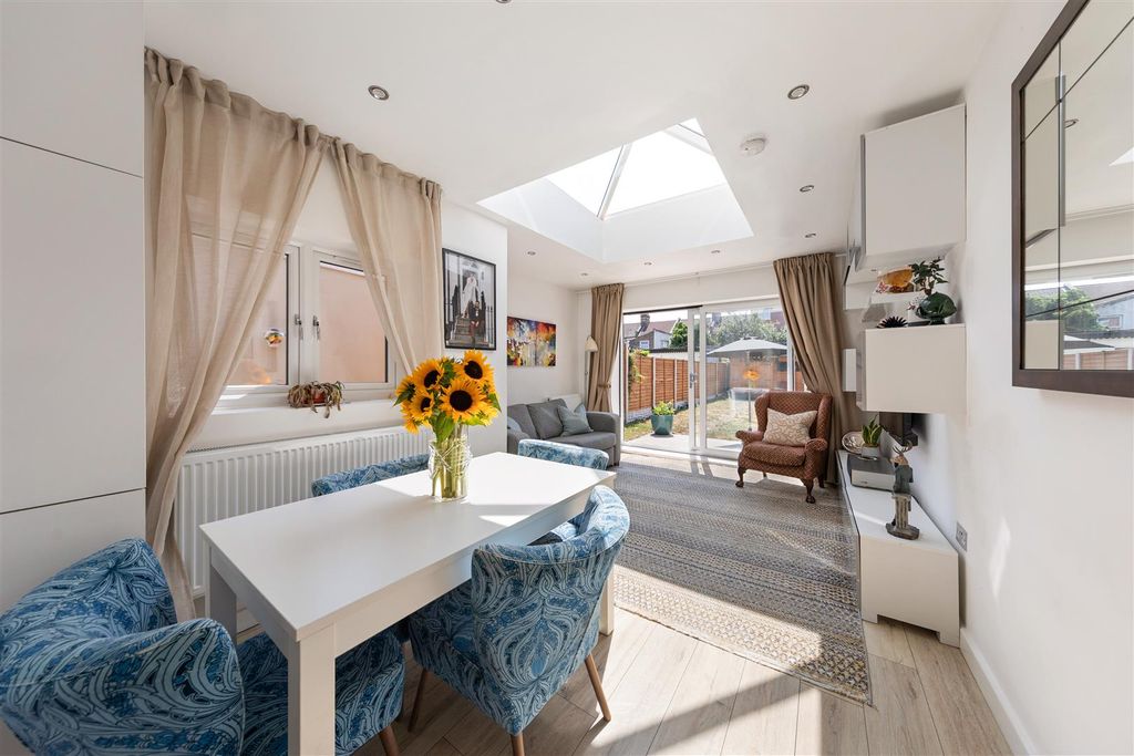 Property photo 2 of 31 Shelley Avenue, E12