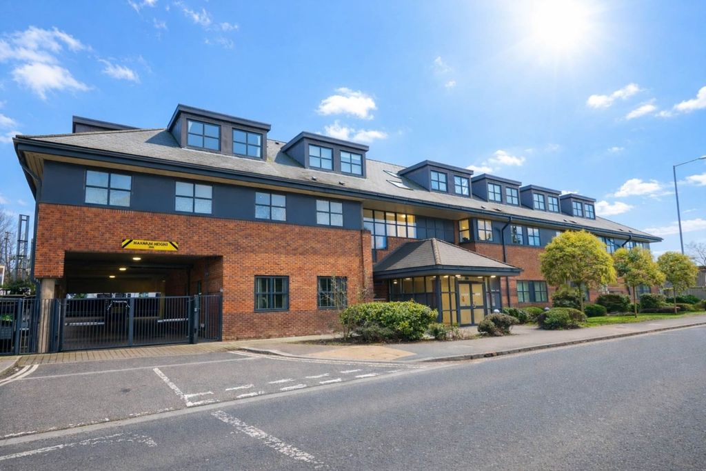 Additional image 14 of 2 bed penthouse for salePenthouse Apartment, Share Of Freehold, 999 Year Lease, Parkgate House, Great North Road, Hatfield AL9
