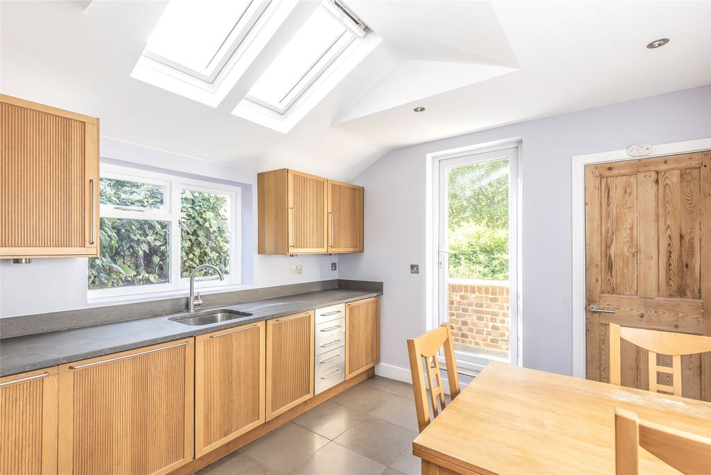 Property photo 3 of 11 Kitchen