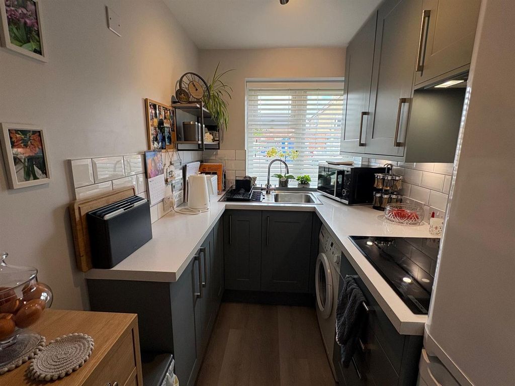 Property photo 3 of 18 Kitchen