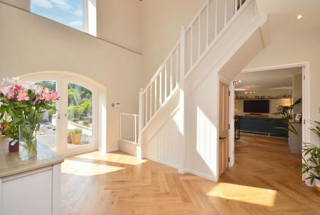 Property photo 2 of 45 Hallway