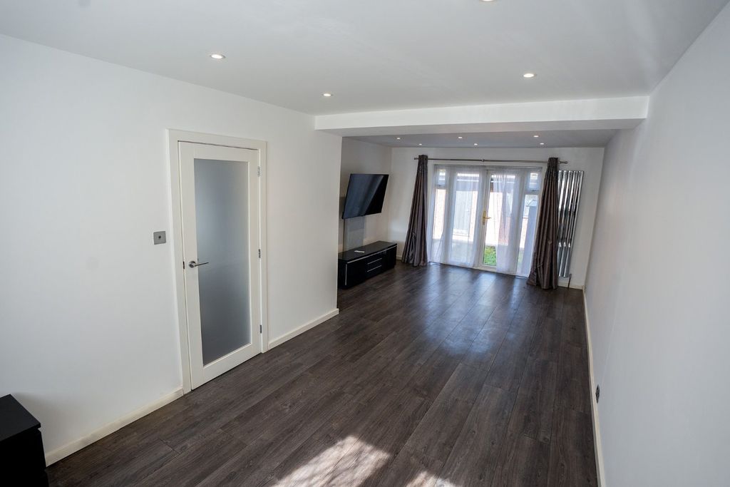 Property photo 3 of 23 Picture No. 04