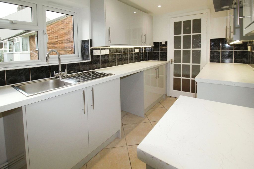 Property photo 3 of 10 Kitchen