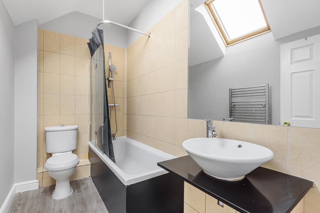 Property photo 2 of 11 Bathroom