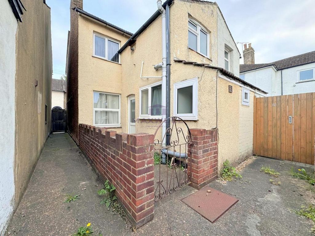 Property photo 1 of 18  2-Bedroom Home With Large Garden In Sittingbourne, Me10