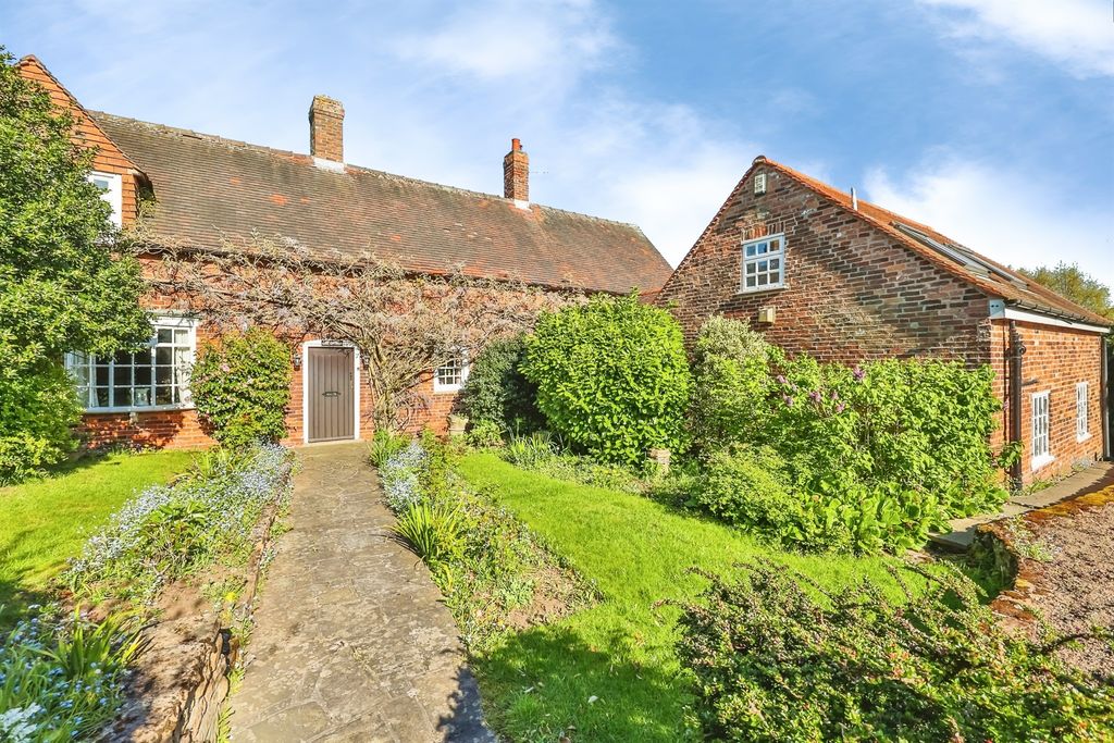 Property photo 2 of 34