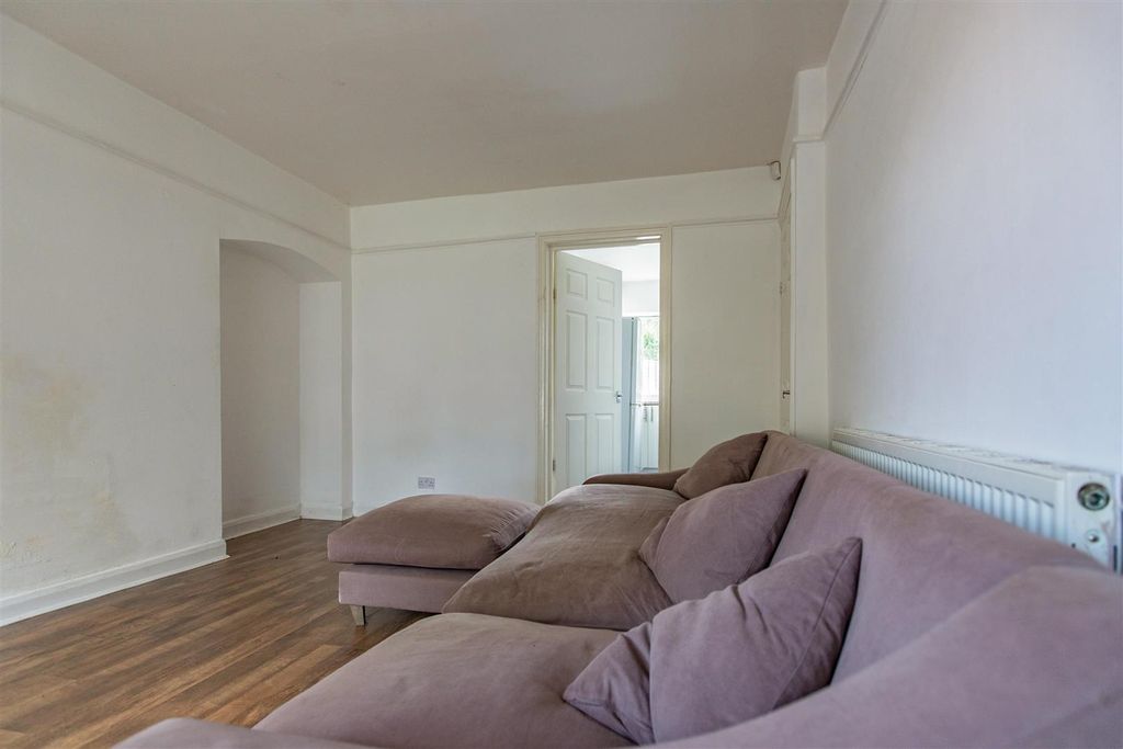 Property photo 3 of 17 Approach