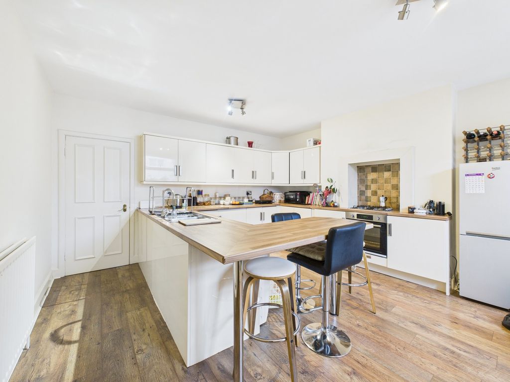 Property photo 3 of 11 Kitchen