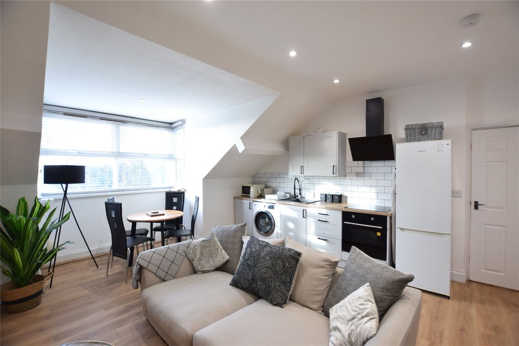 Property photo 1 of 9 Living Room/Kitchen