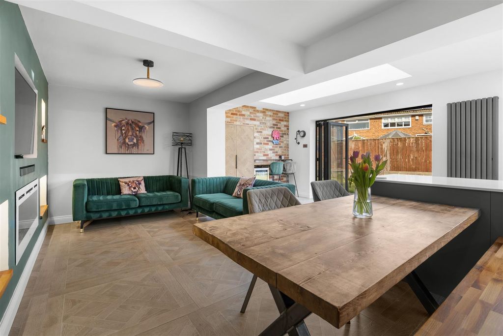 Property photo 3 of 33