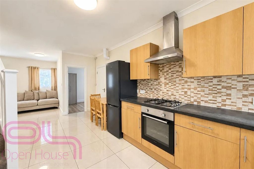 Property photo 3 of 7 Raynor Close - Kitchen 2.Jpg