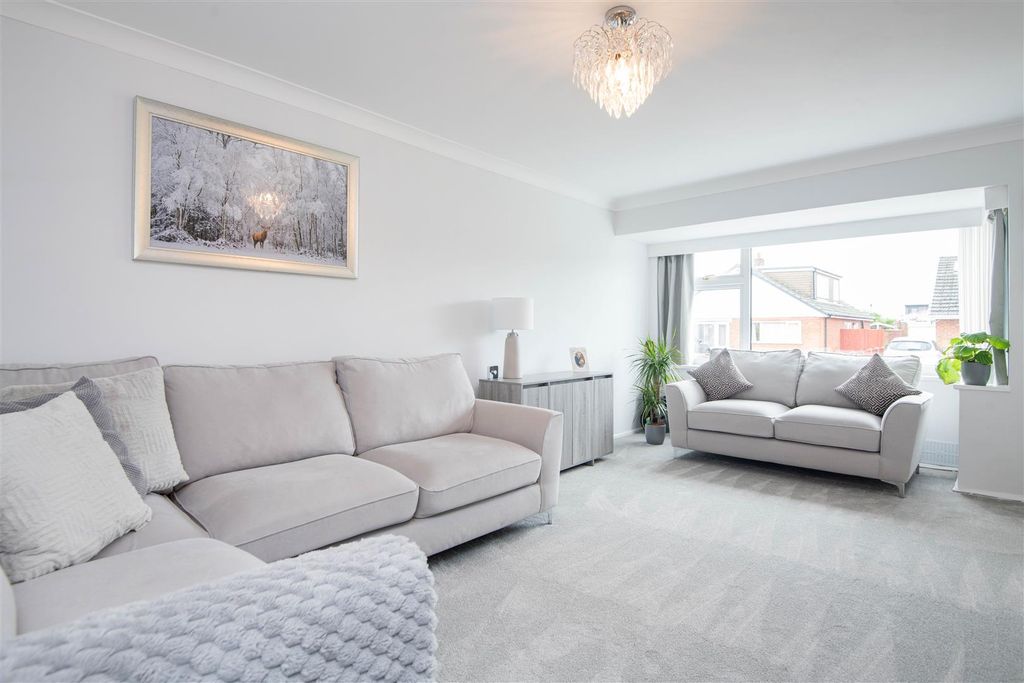 Property photo 2 of 22 Lounge