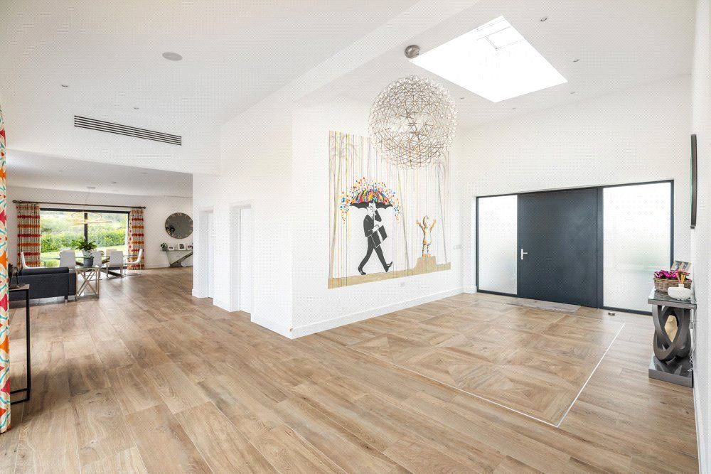 Property photo 3 of 18 Entrance Hall