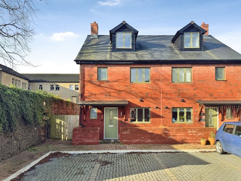 Property photo 1 of 20 Photo 4