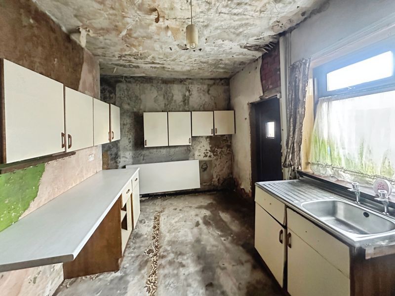 Property photo 3 of 7 Kitchen