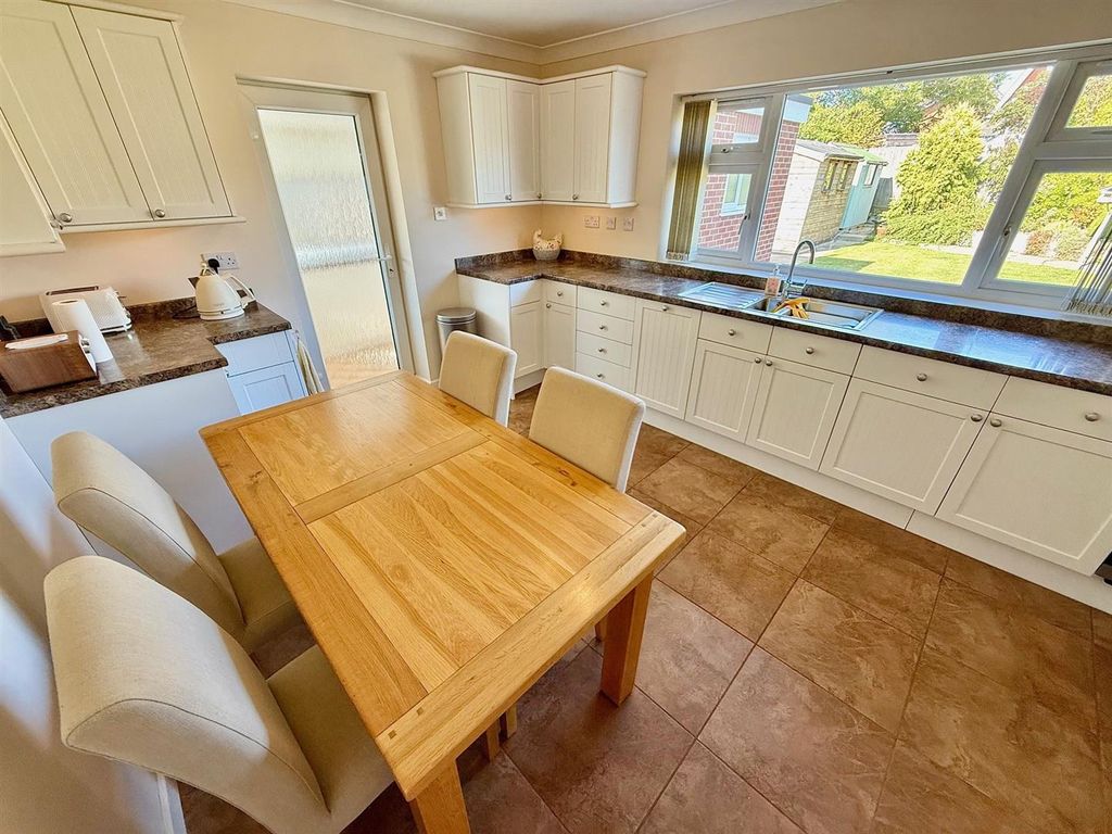 Property photo 3 of 22 Kitchen/Breakfast Room