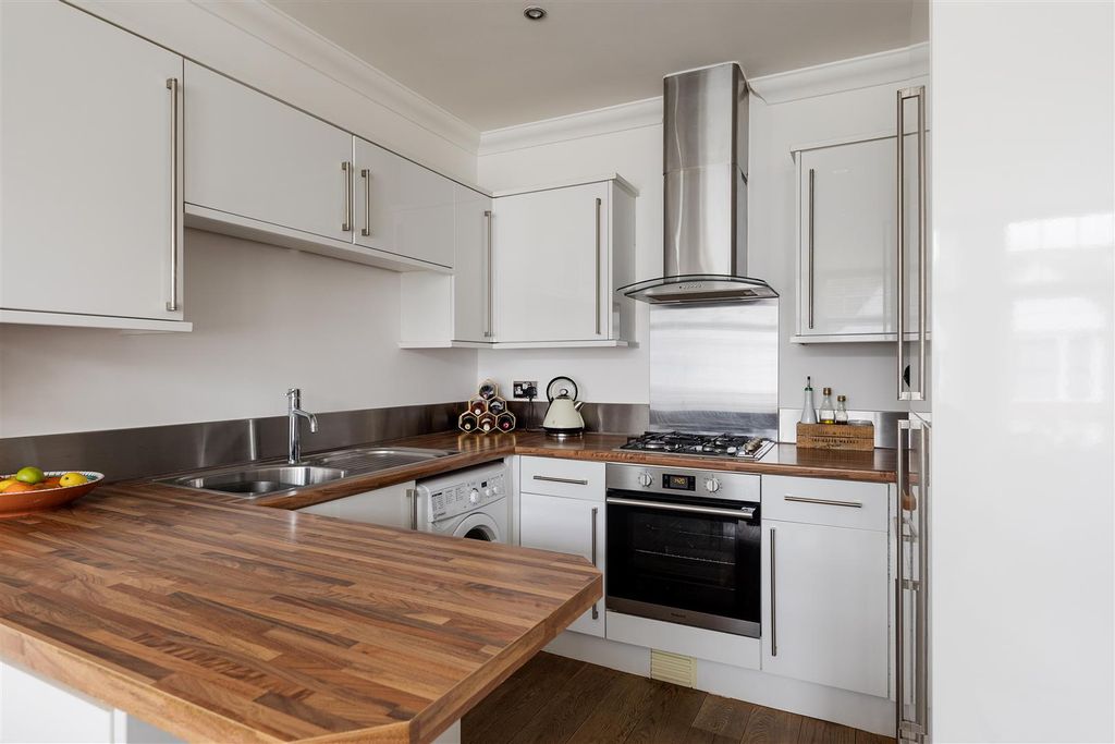 Property photo 3 of 24 Lyndhurst Drive, E10