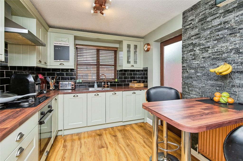 Property photo 2 of 23 Picture No. 11