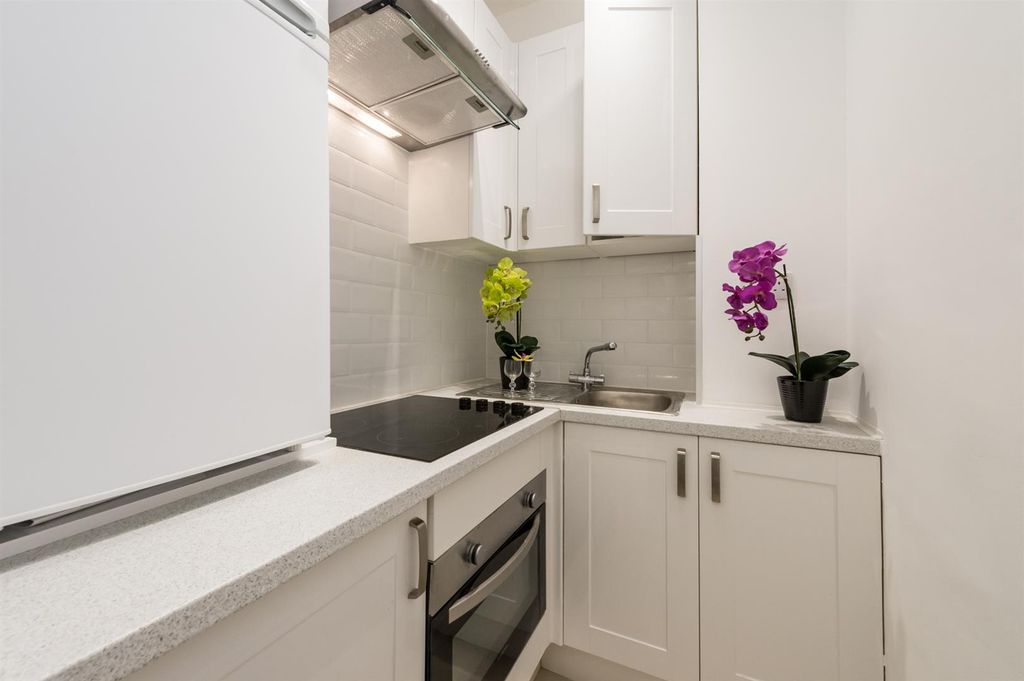 Property photo 3 of 8 Queens Court 105A-008-8.Jpg