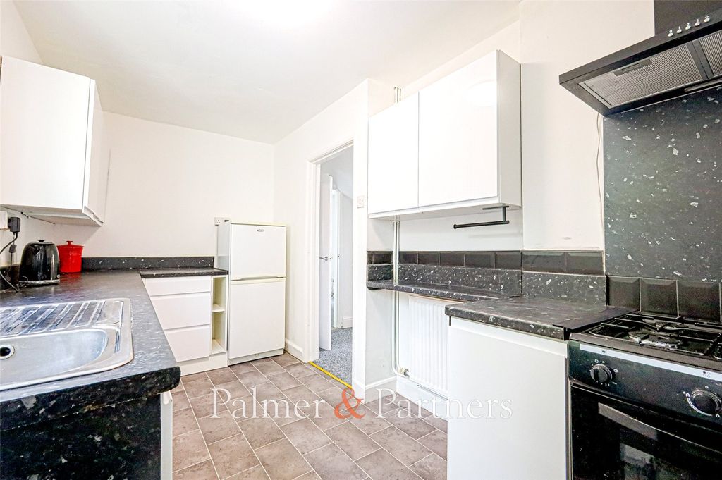 Property photo 3 of 9 Kitchen
