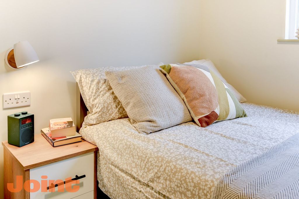 Property photo 3 of 12 Cosy Double Bed With Stylish Bedding And Light....