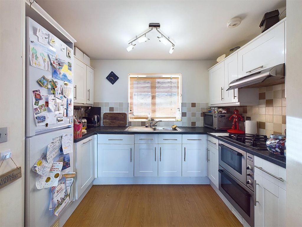 Property photo 3 of 11 Kitchen