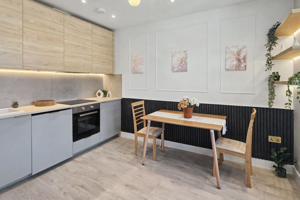 Property photo 2 of 10 Flat B, 34 Ellingham Road, Shepherds Bush, London W12 9Pr