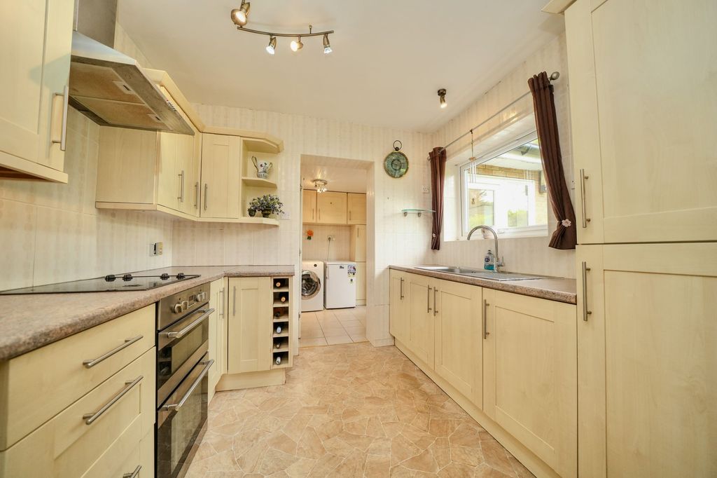 Property photo 2 of 31
