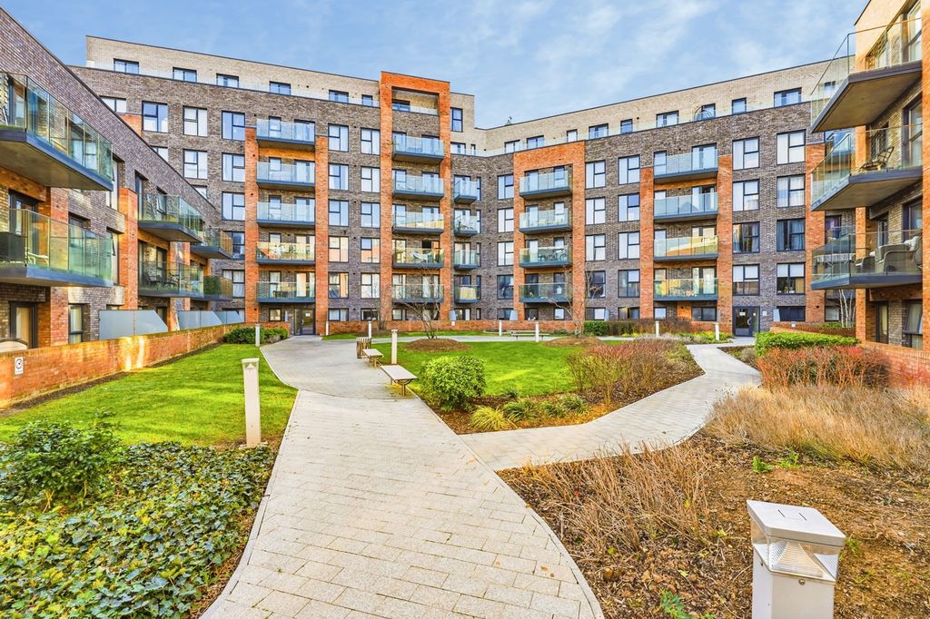 Property photo 1 of 19 Communal Gardens