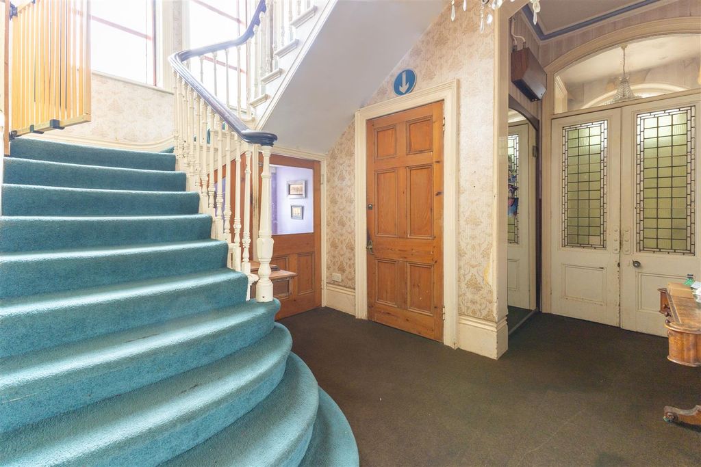 Property photo 2 of 27 Entrance Hall