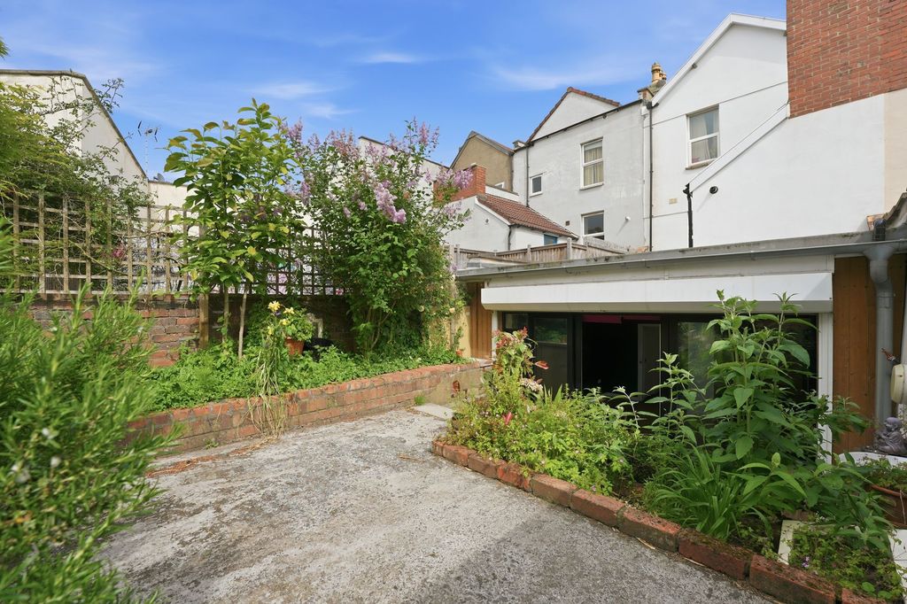 Property photo 2 of 25