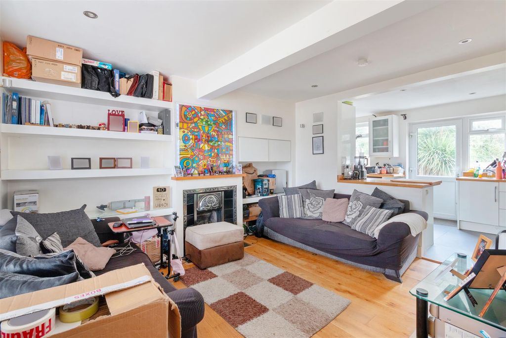 Property photo 2 of 12 Glastonbury Road