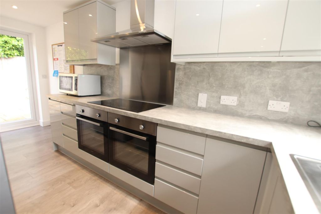 Property photo 2 of 25 Kitchen vi.Jpg