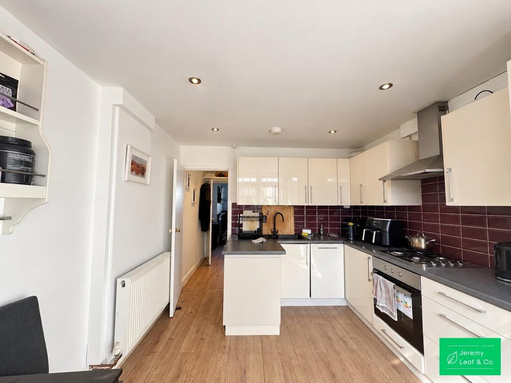 Property photo 3 of 10 Kitchen
