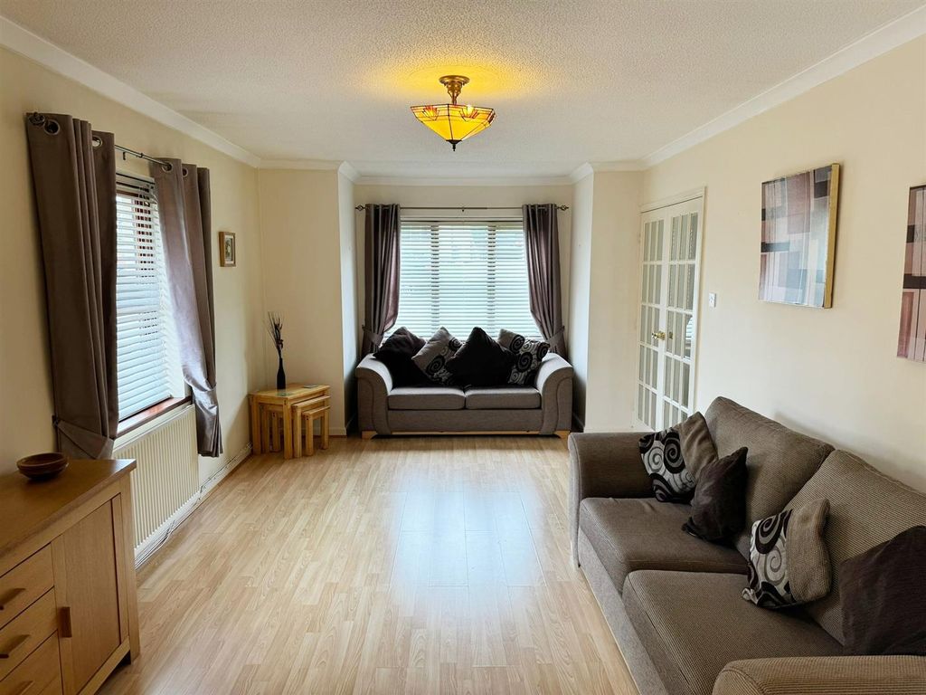 Property photo 3 of 17 Lounge