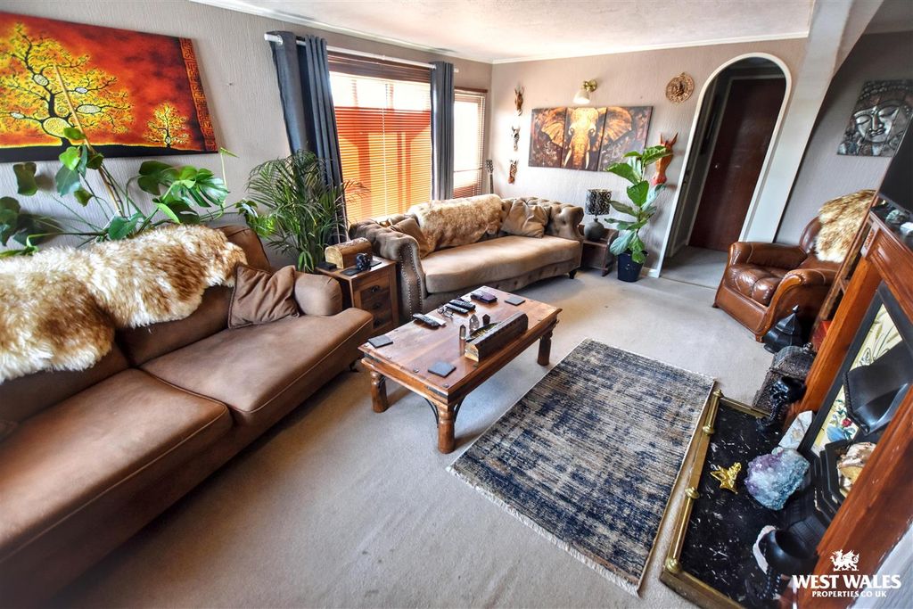 Property photo 2 of 13 4 (19).Jpg