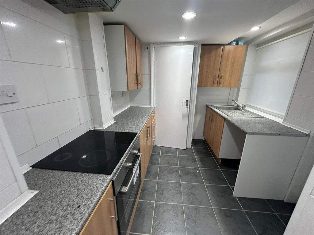 Property photo 3 of 6 Kitchen