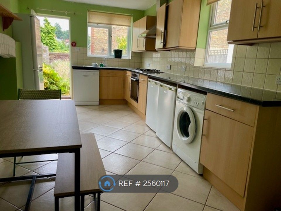 Property photo 3 of 11 Kitchen